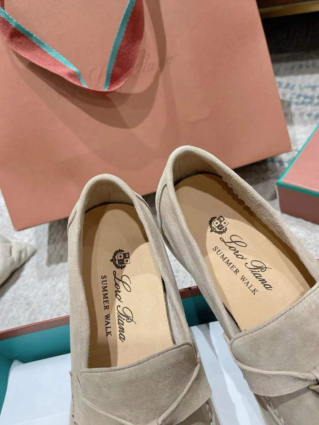 Factory price: 520💰4050 new color. Original purchase, 1⃣️: 1⃣️ folded and developed, Loro Piana professional model to try on feet, quality purchase level, flash sale of common products on the market, welcome to compare, original packaging. Fabric: Imported from Italy🐑High mercerized shearling, Lining: Hand-sewn mark thread in water-dyed cowhide imported from Italy🧵, high-end and elegant. Comfortable on the feet. Size: Women's 35-42 (41, 42) customized, non-returnable, men's 38-45 (46, 47, 48) customized, non-refundable. Fashionable boutiques that you can’t miss, a must-have item